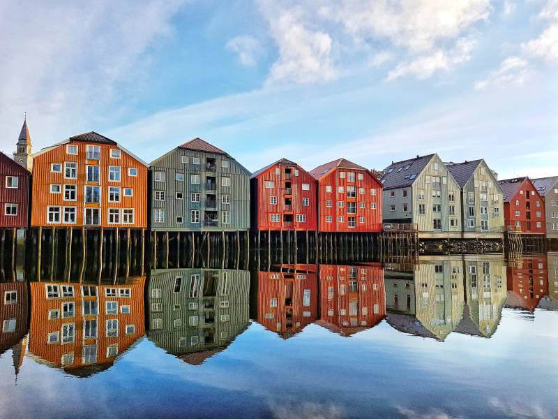 river reflection houses